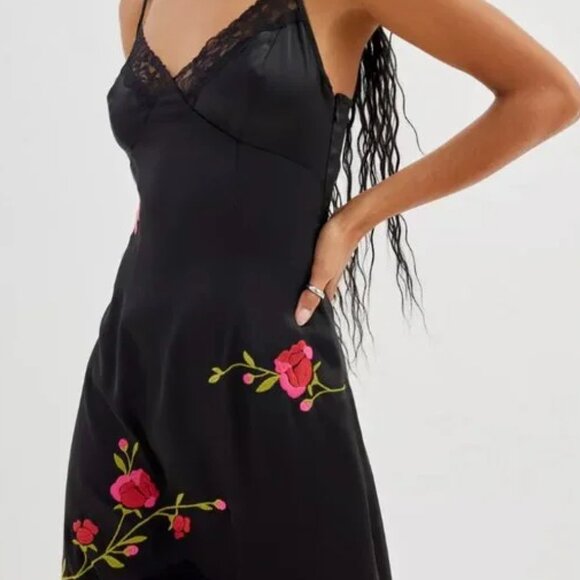 UO Avery Satin Floral Midi Dress - Picture 4 of 5